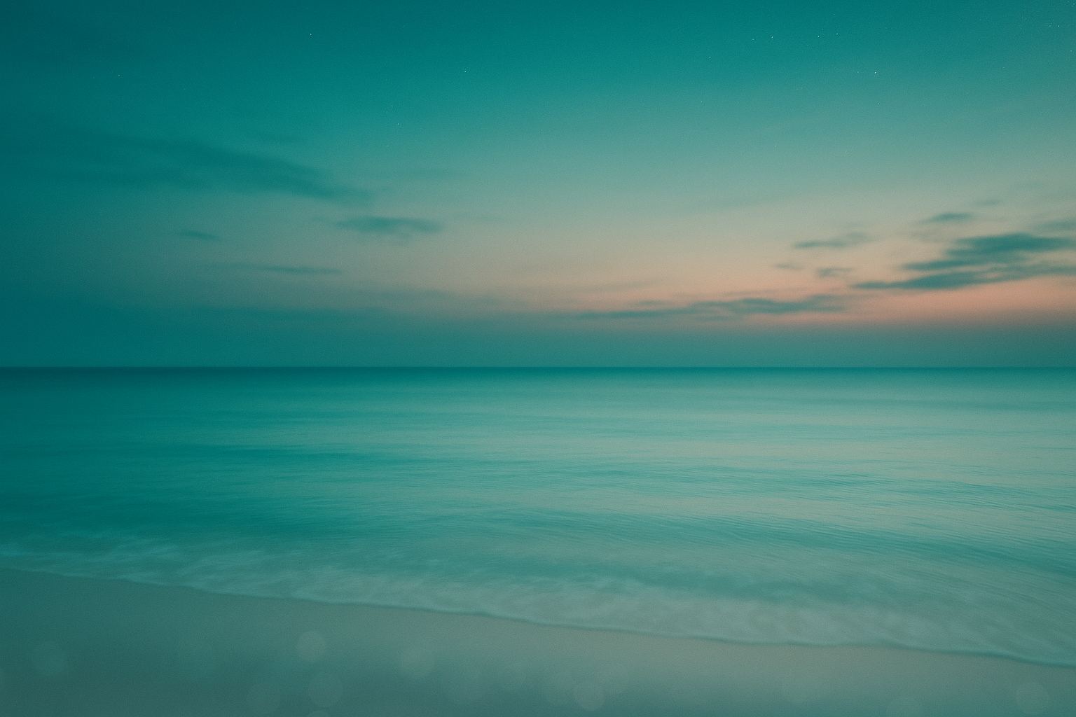 Mar en calma al atardecer